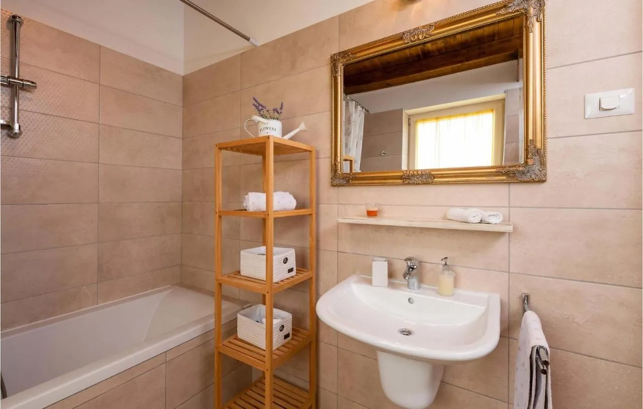 Gorgeous Home In Puntera With Wifi 0*,